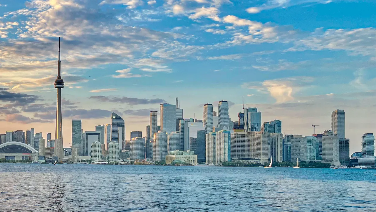 Vue de Toronto depuis le lac Ontario, avec la tour CN et les gratte-ciel du centre-ville