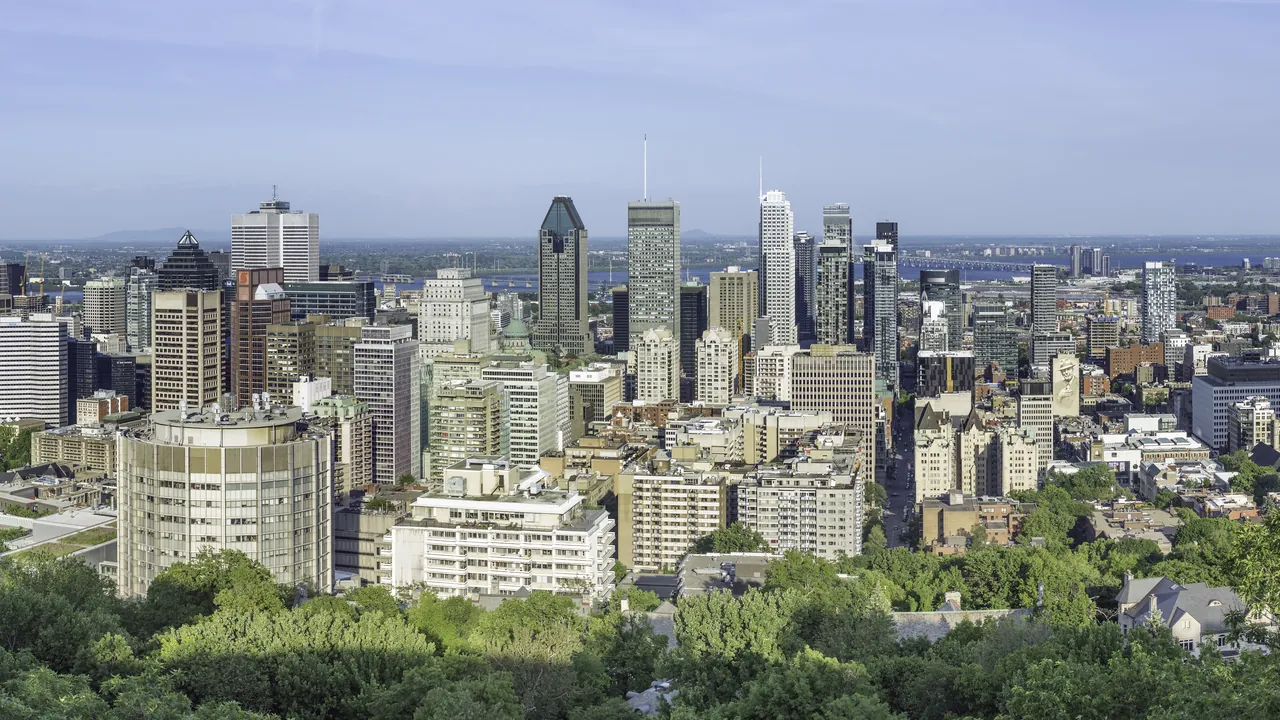 Skyline de Montréal vue du mont Royal, destination typique de la mobilité francophone