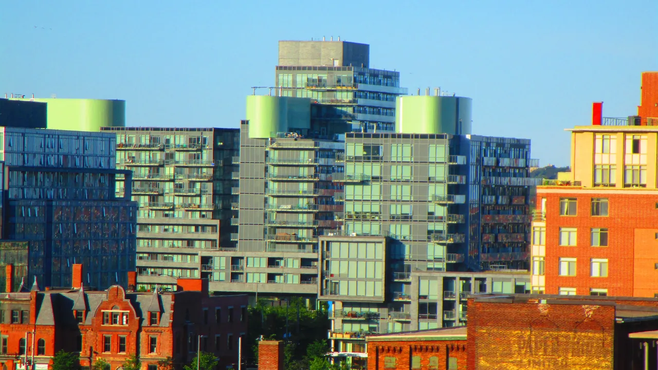 Immeubles neufs et grues de chantier dans un quartier de Toronto en plein développement