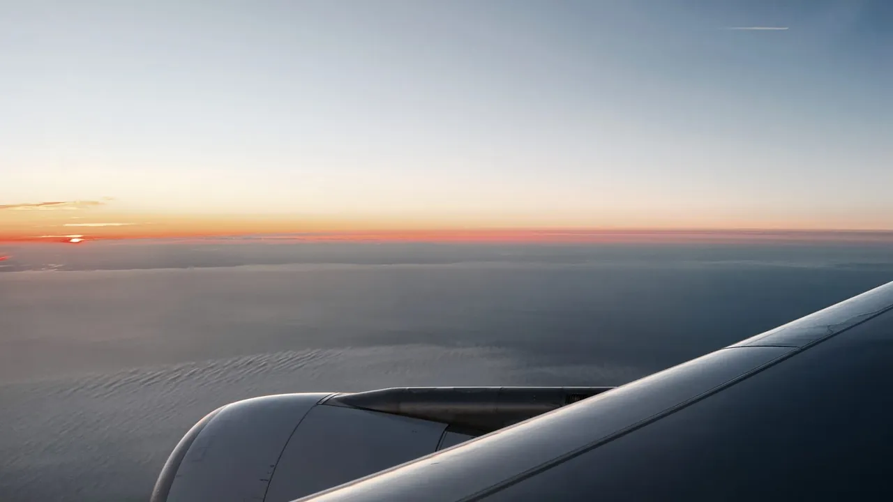 Coucher de soleil vu du hublot d’un avion en route vers le Canada