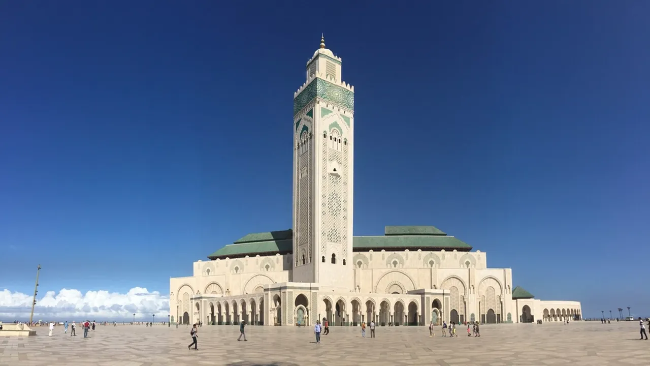 Mosquée Hassan II à Casablanca, sous un ciel bleu, vue depuis l’esplanade