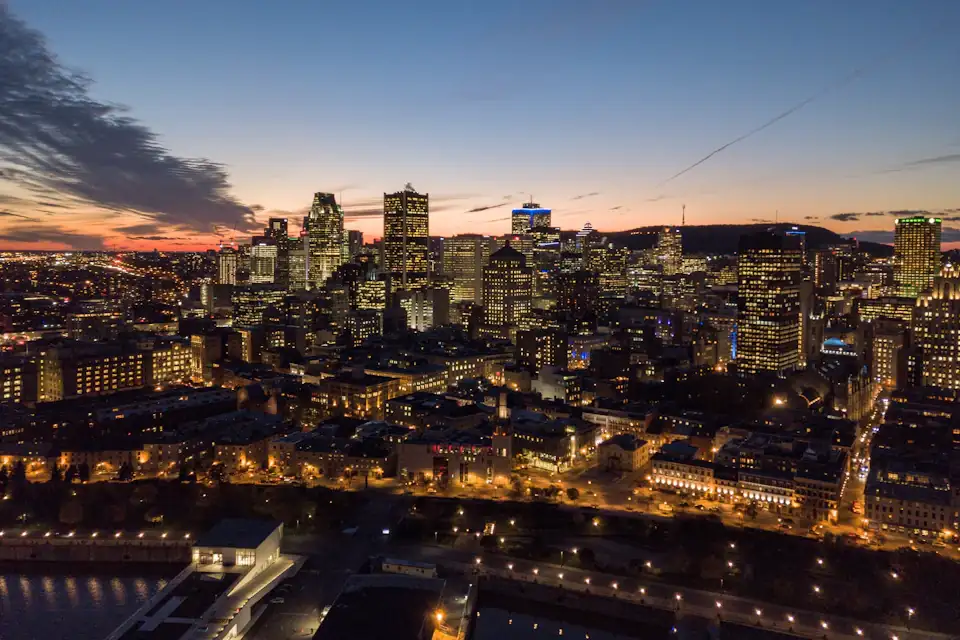 Montréal de nuit, destination pour la résidence permanente et les études au Canada